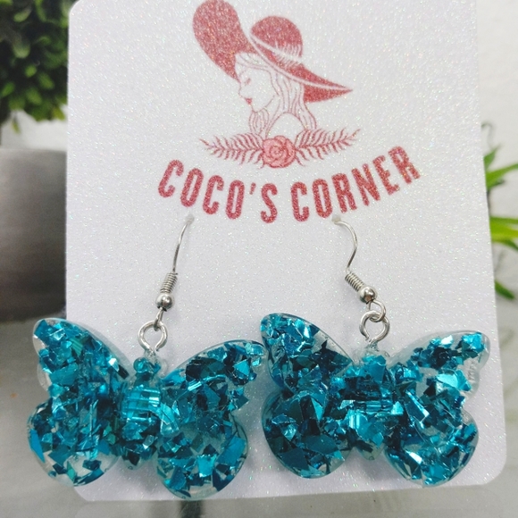 Clear butterfly dangle resin earrings - Picture 4 of 7